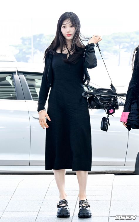 230623 #aespa at Incheon International Airport today heading to Indonesia for aespa LIVE TOUR 2023 ‘SYNK : HYPER LINE’ in JAKARTA Black Outfit Korean, Airport Fits, Giselle Aespa, Outfit Korean, Icn Airport, All Black Outfit, Incheon, Airport Style, Airport Outfit