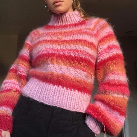 Colorful Knitted Sweaters, Cute Knitted Sweaters, Orange And Pink Outfit, Pink And Orange Outfit, Colorful Knit Sweater, Orange Knit Sweater, Knit Sweater Pink, Winter Knitting Patterns, Crochet Sweater Free