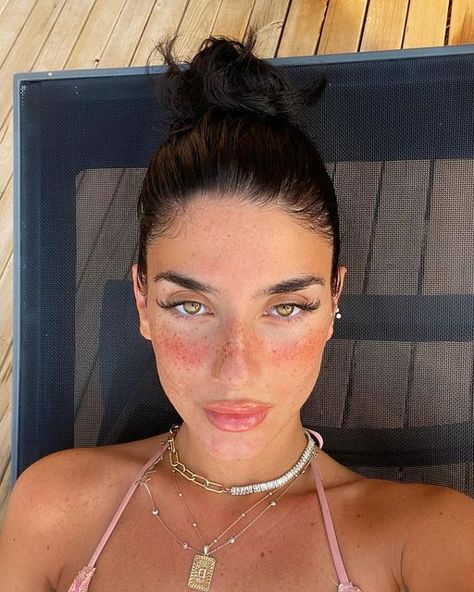 𝑫𝑰𝑳𝑨𝑵 𝑬𝑩𝑹𝑨𝑹 on Instagram: "happy face 🐚🏝 #summer #sea #turkey #beach #vibe #vacation #beachvibes #sun #vacay #palm #antalya #friends #favorite #picture #freckles #natural #beauty #lashes #nomakeup #bun" Flushed Cheeks Aesthetic, Freckles Natural, Tattooed Freckles, Vacation Makeup, Turkey Beach, Glowing Makeup, Beauty Goals, Favorite Picture, Makeup For Green Eyes