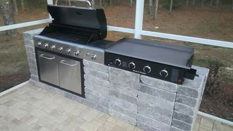 Small Outdoor Kitchen Design, Small Outdoor Kitchen Ideas, Small Outdoor Kitchen, Small Outdoor Kitchens, Outdoor Grill Area, Outdoor Bbq Area, Outdoor Grill Station, Outdoor Cooking Area, Grill Outdoor