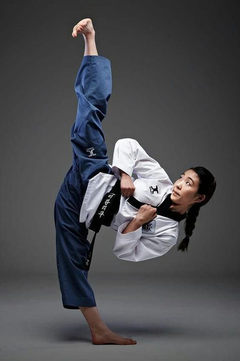 Martial Arts Photography, Taekwondo Girl, Boxe Thai, Trening Sztuk Walki, Female Martial Artists, Fighter Girl, Karate Martial Arts, Martial Arts Girl, Desain Editorial