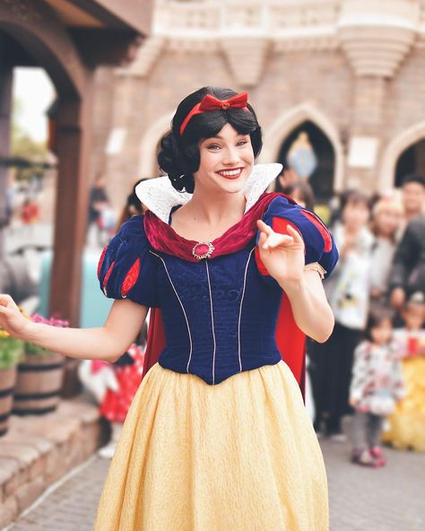 💙💛🍎💛💙 . Hi! kawaii princess❤️❤️ . #tokyodisneyland #tokyodisneyresort #disneyparks #snowwhite #facecharacter #disneygram #東京ディズニーランド… Snow White Disneyland, Snow White Pictures, Disney Princess Cosplay, Disney Classroom, Snow White Costume, Disney Princesses And Princes, Snow White Disney, Disney Face Characters, Princess Cosplay