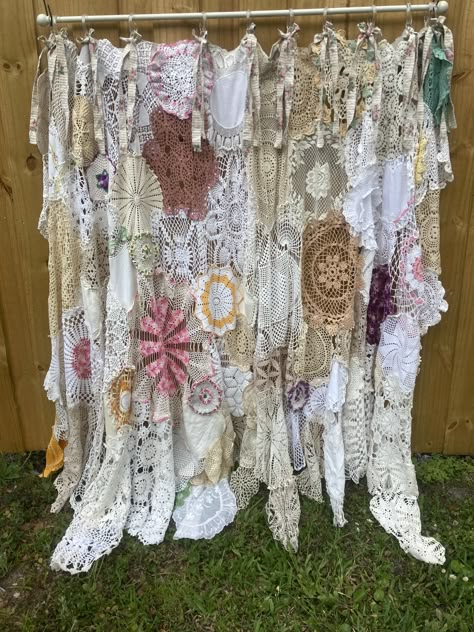 Lace Patchwork Curtains, Handkerchief Curtains, Curtain Upcycle, Doily Curtains, Vintage Lace Curtains, Cortinas Boho, Quilted Curtains, Patchwork Curtains, Homemade Curtains