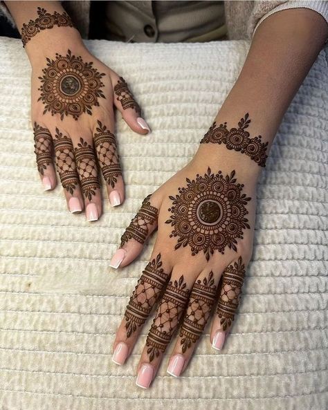 Mendhi Designs Simple Front Hand Unique, Kids Henna, Muslim Memes, Short Mehndi Design, Henna Inspo, Easy Henna, Eid Mehndi Designs, Henna Ideas, Henna Tattoo Designs Hand