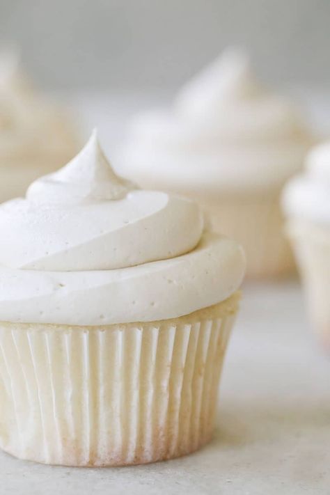 Simple White Cupcakes, Simple Vanilla Cupcakes, Cupcakes With White Frosting, White Vanilla Cake, White Frosting Recipes, Whipped Buttercream Frosting, Cupcakes White, Vanilla Frosting Recipes, Frosting Buttercream