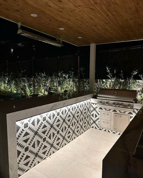 Using black and white patterned tiles in the outdoor kitchen this room provides a different design. This means that the pattern is not complicated and add LED lights in this cabinet will improve appearance. Tile Pattern Kitchen Outdoor from @greenexpland #designingoutdoorkitchen #designingoutdoorkitchentips #outdoorkitchen #outdoorkitchendesign #outdoorkitchendesignideas Outdoor Kitchen Tile Wall Ideas, Outdoor Kitchen Black And White, Tile Outdoor Kitchen Countertop, Tile Backsplash Outdoor Kitchen, Outdoor Kitchen Dark Countertops, Marble Outdoor Kitchen, Outdoor Kitchen Tile Backsplash, Tiled Bars, Outdoor Kitchen Tile Ideas