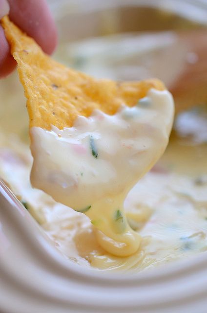 Queso Blanco: Fuzzy's Taco Shop Copycat recipe Mexican White Cheese Dip, White Cheese Dip, White Queso, Hissy Fit, Think Food, Party Recipes, Chip Dip, Football Food, Yummy Dips