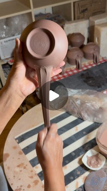 Bilyana Yankulova on Instagram: "My favorite part of making a mug. Enjoy." Making Mug Handles Pottery, Making Handles For Pottery, Ceramic Cup Handmade, Clay Mugs Ideas, Mug Handles Pottery, Mug Forms, Handles Pottery, Mug Handles, Pottery Handles