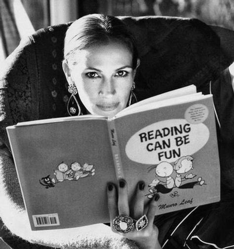 Julia R. Celebrities Reading, People Reading, Reading A Book, Woman Reading, Julia Roberts, Book Addict, I Love Books, Love Reading, Love Book