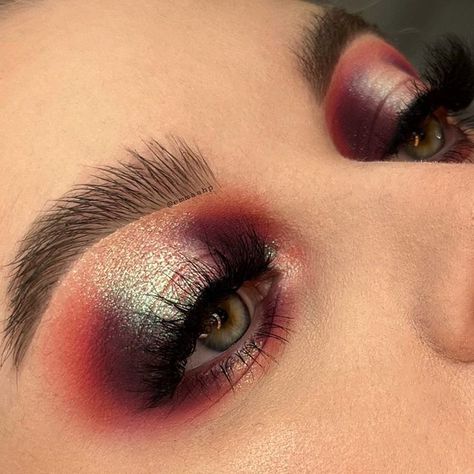 Colorful Halo Eye Makeup, Glitter Halo Eye Makeup, Glamlite Chucky Palette Looks, Halo Eye Makeup Look, Halo Eyeshadow Looks, Chrome Palette, Halo Makeup, Halo Eyes, College Makeup