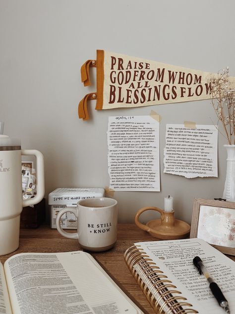 Christian Dorm Room Decor, Bible Study Nook, Bible Study Area At Home, Bible Room Decor, Bulliten Boards Ideas Bedroom, Christian Home Aesthetic, Christian Dorm Decor, Bible Study Room Ideas, Bible College Aesthetic