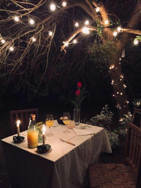 Romantic Dinner Backyard, Backyard Candle Light Dinner, Outside Dinner Date, Backyard Date Ideas, Backyard Dinner Date, Romantic Dinner For Two Candlelight, Outdoor Candlelight Dinner, Backyard Date Night, Outdoor Dinner Date