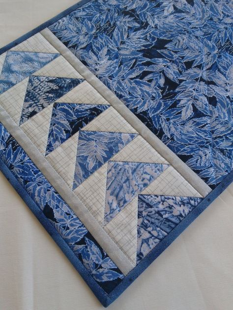 Flying Geese Quilt Pattern, Quilted Placemat Patterns, Quilted Table Runners Christmas, Table Topper Patterns, Runner Pattern, Patchwork Table Runner, Mug Rug Patterns, Quilted Table Runners Patterns, Quilt Square Patterns