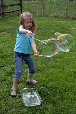 Come Together Kids: Really BIG Bubble Maker Bubble Crafts, Homemade Bubbles, Big Bubble, Giant Bubbles, Bubble Fun, Bubble Maker, Gross Motor Activities, Big Bubbles, Celebration Ideas