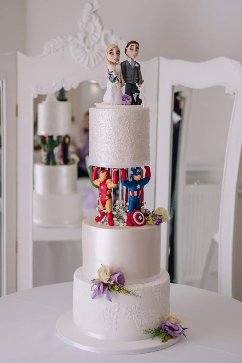 Half Marvel Wedding Cake, Avengers Wedding Cake, Marvel Wedding Ideas, Avenger Wedding, Marvel Wedding Cake, Marvel Cake Ideas, Marvel Wedding Theme, Superhero Wedding Theme, Marvel Cakes