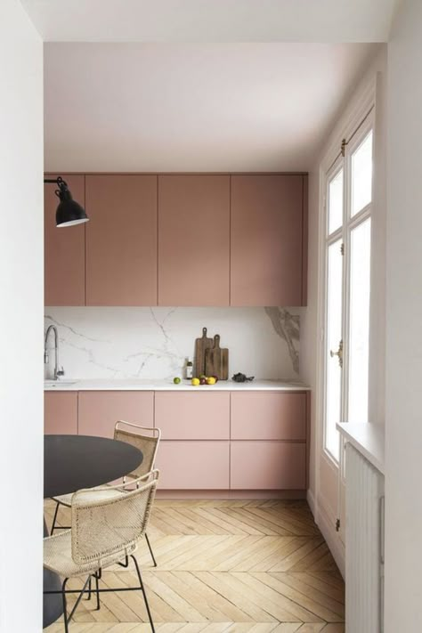 Osez la couleur dans votre cuisine. Sur le blog, je vous propose un article rempli de conseils et d'inspirations pour mettre du rose dans votre pièce de vie et créer une déco qui vous ressemble. #décoration #cuisine #couleur #rose #mobilier #rosePoudré #tendance #moderne Küchen In U Form, White Wood Floors, Bright Apartment, Studio Kitchen, Pink Kitchen, Kitchen Inspiration Design, Cabinet Colors, Contemporary Interior, Modern Kitchen Design