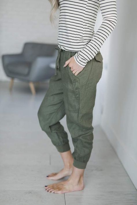 Preppy Spring, Linen Joggers, Green Joggers, Color Trends Fashion, Fashion Week 2018, Joggers Outfit, Joggers Pants, Trendy Summer Outfits, Spring Fashion Trends