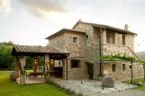 Small Italian Cottage, Tuscan Homes, Italian House Exterior, Italian Farmhouse Exterior, Tuscany Houses, Small Italian Villa, Old Italian House, Modern Italian Villa, Italian Farmhouse Decor