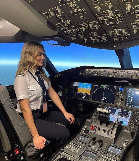 Lady Pilot Aesthetic, Aircraft Maintenance Engineer, Cabin Crew Jobs, Pilot Career, Pilot Uniform, Student Pilot, Pilots Aviation, Airplane Flying, Aviation World