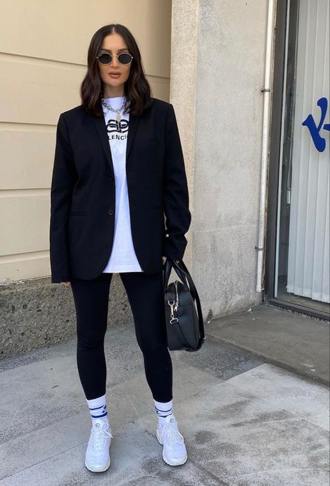 Jersey And Sambas Outfit, Catsuit Outfit Casual, Fall Black Outfits, Black Oversized Hoodie Athleisure Style, Look Legging, Blazer Outfits Casual, Looks Street Style, Sporty Outfits, Blazer Outfits