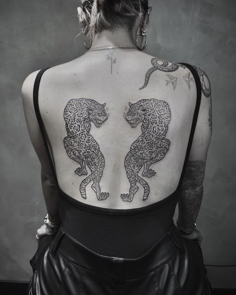 Ema Sweeney on Instagram: "I kept this piece under wraps until the time was right ……thank you again @jamiegenevieve 🙏🏻🖤🙏🏻 #jamiesjags #jamiegenevieve #vieve #vievemuse" Jaime Genevieve Tattoos, Women's Back Piece Tattoo, Jamie Genevieve Tattoo, Everything In Time Tattoo, Back Piece Tattoos For Women, Tatts Ideas, Jamie Genevieve, Tattoo Espalda, Tattoos Inspo