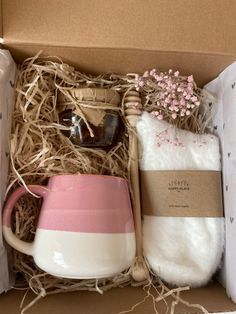 Mug Gift Box Ideas, Secret Santa Gift Ideas For Teachers, Cute Gifts For Friends, Gift Wrapping Inspiration, Diy Gift Set, Gifts Wrapping Diy, Useful Gifts, Gift Box Design, Gift Inspo