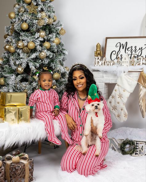 Christmas Photoshoot Mom And Daughter, Photoshoot Mom And Daughter, Christmas Photoshoot Kids, Diy Christmas Photoshoot, Mommy Daughter Photography, Family Christmas Pictures Outfits, Mommy Daughter Photoshoot, Mommy Daughter Pictures, Christmas Pictures Outfits