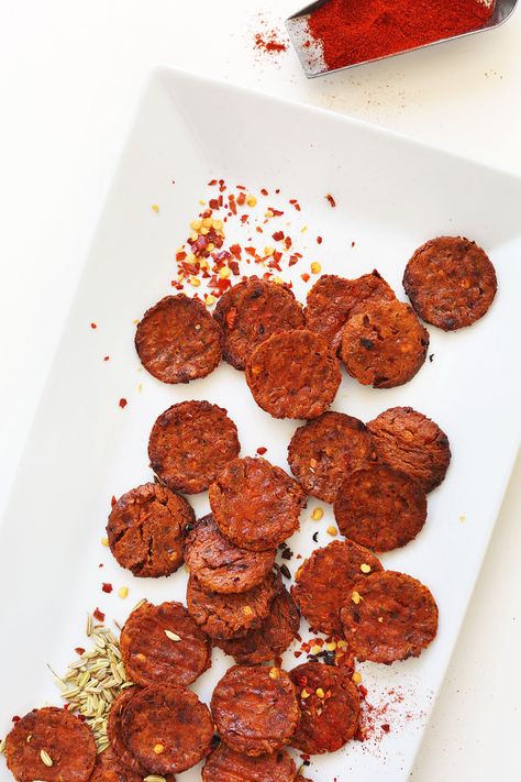 Gluten Free VEGAN PEPPERONI! 10 ingredients, surprisingly easy, SO delicious! #vegan #glutenfree #pepperoni #recipe #minimalistbaker Pepperoni Recipe, Pepperoni Recipes, Vegan Pepperoni, Pizza Vegana, Cookies Healthy, Minimalist Baker, Desserts Vegan, Meat Substitutes, Vegan Pizza