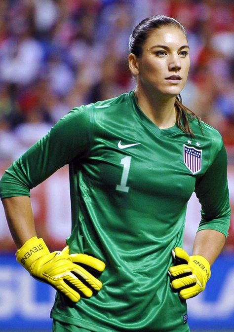 Hope Solo, arquero de la Selección USA Femenina y del  Seattle Reign FC de la National Women's Soccer League de los Estados Unidos. Usa Soccer Team, Abby Wambach, Female Soccer, Hope Solo, Soccer Goalie, Women's Soccer Team, Female Soccer Players, Usa Soccer Women, Us Soccer