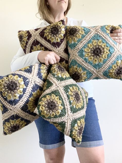 Sunflower Pillow Pattern, Square Pillow Crochet, Nautikrall Crochet, Granny Square Pillow, Crochet Hexagon Blanket, Sunflower Granny Square, Boho Sunflower, Sunflower Pillow, Pillow Crochet