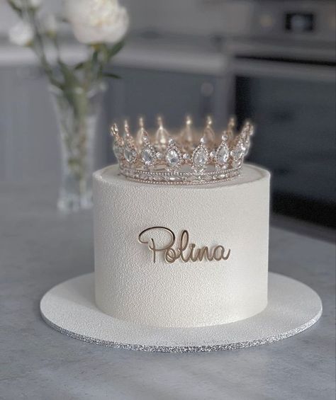 Cake Crown Design, Cakes With Crowns, 35th Birthday Themes For Women, Crown Cake Ideas, White Bday Cake, Birthday Cake With Crown, Elegant Birthday Cakes For Women, Cake Ideas For Women Birthday, Crown Birthday Cake