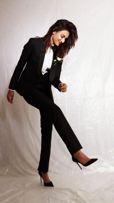 Girl Tuxedo Prom, Womens Tuxedo Outfit Wedding, Womens Tuxedo Outfit, James Bond Theme Party Outfit, Tux For Women, Women Tuxedo Outfit, Tuxedo Women Suits, Bond Girl Outfits, Female Tux