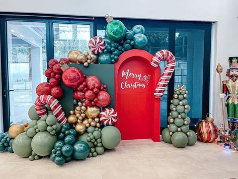 Christmas Party Themes Decoration, Christmas Decor For Parties, Balloon Christmas Backdrop, Christmas Party Decorations Balloons, Christmas Decoration Balloons, Traditional Christmas Party Decorations, Christmas Party Balloon Garland, Christmas Decorations Party Events, Santa Claus Party Ideas