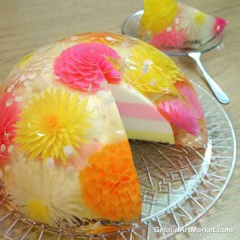 Fruit-flavored cake filled with mousse. Free online class GelatinArtMarket.com Gelatin Cake, How To Make Gelatin, Jello Art, Jello Mold Recipes, Gelatin Powder, Gelatin Art, 3d Jelly Cake, Flower Jelly, Jelly Flower