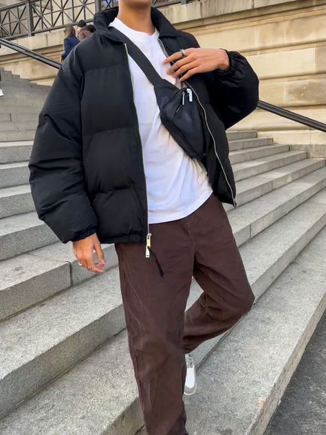 black puffer w fanny pack and brown corduroys Black Fanny Pack Outfit, Fanny Pack Outfit Men, Fanny Pack Outfit, Bum Bag Outfit, Sporty Outfits Men, Fanny Pack Style, Black Fanny Pack, Guys Clothing Styles, Men Street