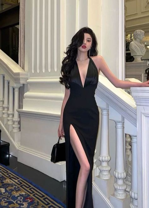 Black Halterneck Dress, Black Halter Neck Dress, Dresses Birthday, Birthday Outfits, Halterneck Dress, Chic Sundress, V Neckline, Evening Attire, Birthday Dresses