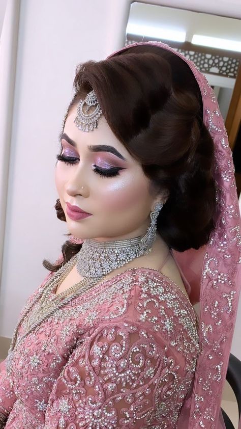 Sider Makeup Look, Pink Dress Makeup, Tamil Makeup, Back Quotes, Back Photography, Swag Dress, Indian Bride Poses, Engagement Look, Photography Indian