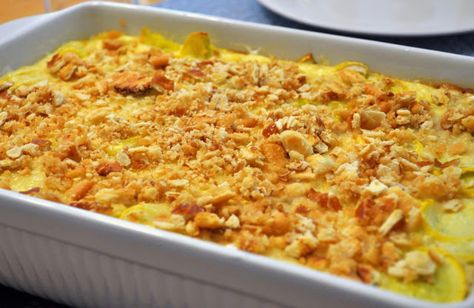 Healthy Thanksgiving Treats, Cheesy Squash Casserole, Cheesy Squash, Low Calorie Vegetarian Recipes, Summer Squash Casserole, Yellow Squash Casserole, Squash Casserole Recipes, Big Breakfast, Healthy Thanksgiving