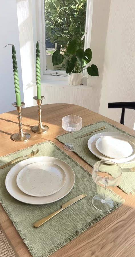 Table Setting Everyday, Dining Table Decor Everyday, Table Settings Everyday, Simple Dining Table, Science Decor, Table Place Settings, House Arch Design, Dinner Table Setting, Dinner Table Decor