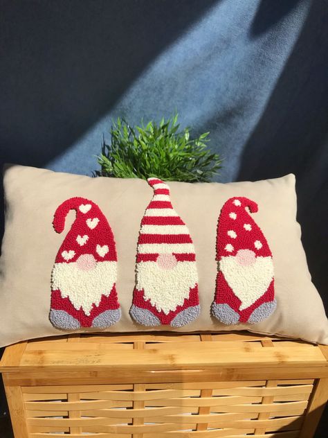 Punch Needle Santa, Christmas Punch Needle Pillow, Punch Needle Christmas Pillow, Punch Needle Christmas, Christmas Punch Needle, Pillow Case Crafts, Punch Christmas, Punch Pillow, Punch Needle Pillow