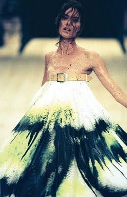 Alexander McQueen - spray paint dress, S/S 1999. Concept Fashion, Shalom Harlow, Mcqueen Dress, Simple White Dress, Mcqueen Fashion, Fashion Moments, Iconic Dresses, Pippa Middleton, Runway Dresses