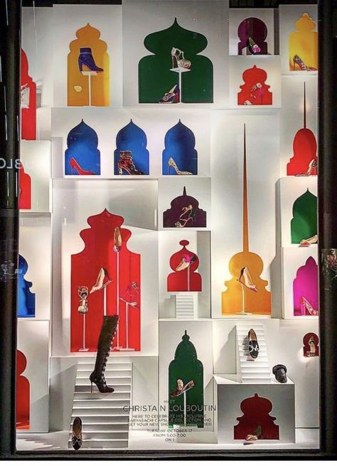 Fashion Window Display, معرض فني, Visual Merchandiser, Visual Merchandising Displays, Window Display Design, Ramadan Decoration, Retail Merchandising, Store Windows, Store Window