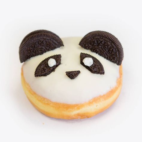 Cute panda cream donut with Oreos! Macaroon Ice Cream Sandwich, Cheesecake Crumble, Mango And Strawberry, California Donuts, Blueberry White Chocolate, Froot Loop, Oreo Donuts, Unique Ice Cream Flavors, Spicy Hot Chocolate