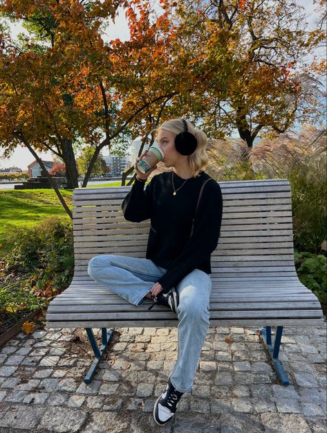 Black Ear Muffs Outfit, Eat Muffs Outfit, Ear Muff Outfit, Ear Muffs Aesthetic, Ear Muffs Outfit, 2024 Aesthetic, Classy Winter Outfits, Casual College Outfits, Winter 23