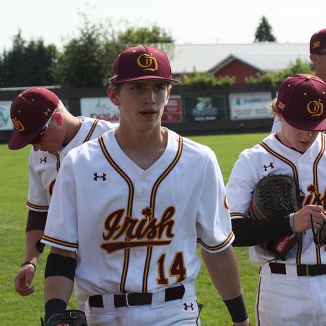 Vinnie in a baseball uniform walking to the camera with two teammates around him Hacker Aesthetic, Skater Boys, Baseball Guys, Baseball Boys, Sports Boys, Tiktok Boys, Vinnie Hacker, Hottest Guy Ever, Moda Vintage