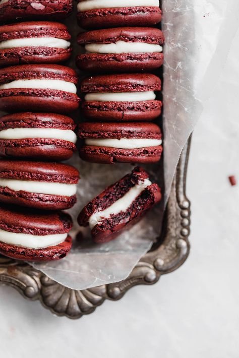 Decadent Red Velvet Macarons with a cream cheese frosting. Perfect for the holiday season, or just because! Red Velvet Macarons Recipe, Red Velvet Macarons, Patisserie Vegan, Kue Macaroon, Vegan Wedding Cake, Broma Bakery, Macaron Recipe, Holiday Cookie Recipes, With Cream Cheese Frosting