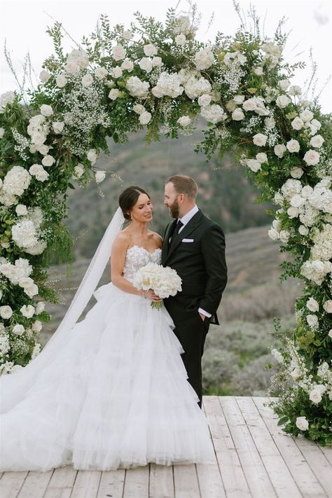 Classic Wedding Altar, White Rose Alter Wedding Arches, Timeless Wedding Arch, Wedding Arches Flowers, White Columns Wedding Ceremony, Altar Florals Wedding, Wedding Venue Flowers Decor, Floral Arches For Weddings, Elegant Wedding Arch Ideas