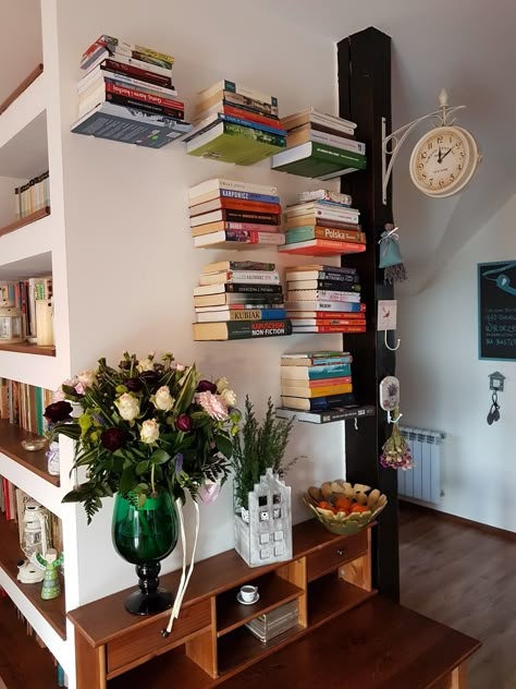 Bookshelves Aesthetic, Invisible Bookshelf, Invisible Shelves, Floating Books, Floating Bookshelf, Floating Bookshelves, Metal Bookshelf, Wall Mounted Bookshelves, Bookshelves In Living Room