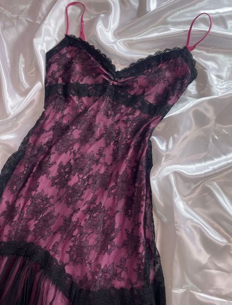 Homecoming Dress 90s, Homecoming Dresses 2000s, Alt Hoco Dress, Grunge Hoco Dress, Grunge Homecoming Dress, Dark Pink Outfit, Black And Pink Prom Dress, Y2k Pink Dress, Vintage Hoco Dress