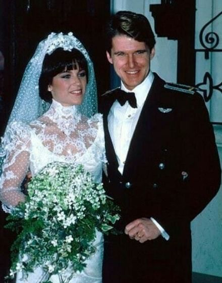 Dorothy Hamill Biography, Wiki, Height, Boyfriend & More Celebrity Weddings Photos, Dorothy Hamill, Celebrity Wedding Photos, Shenae Grimes, Celebrity Bride, Celebrity Wedding Dresses, Ice Skater, Hollywood Wedding, Unconventional Wedding